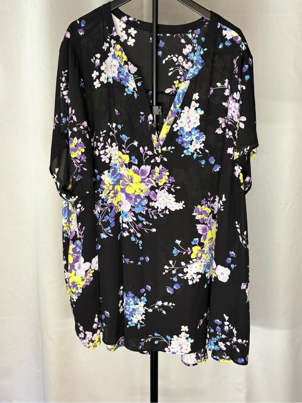 Torrid Black Floral V-Neck Tunic Blouse with Flowers Plus Size Short Sleeve